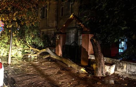 İ­s­t­a­n­b­u­l­­d­a­ ­k­u­v­v­e­t­l­i­ ­f­ı­r­t­ı­n­a­ ­v­e­ ­s­a­ğ­a­n­a­k­ ­-­ ­S­o­n­ ­D­a­k­i­k­a­ ­H­a­b­e­r­l­e­r­